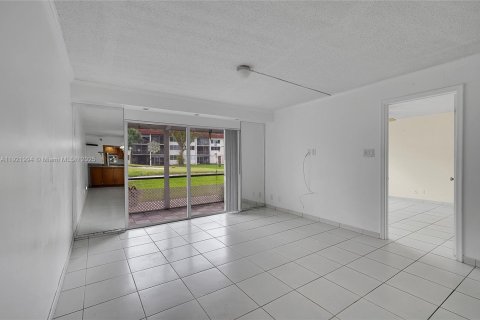 Copropriété à vendre à Pembroke Pines, Floride: 2 chambres, 108.7 m2 № 1975877 - photo 13