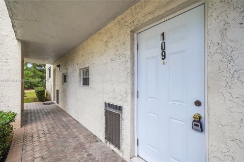 Copropriété à vendre à Pembroke Pines, Floride: 2 chambres, 108.7 m2 № 1975877 - photo 2