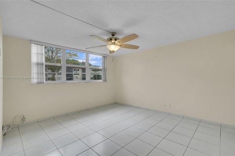 Copropriété à vendre à Pembroke Pines, Floride: 2 chambres, 108.7 m2 № 1975877 - photo 19
