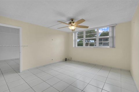 Copropriété à vendre à Pembroke Pines, Floride: 2 chambres, 108.7 m2 № 1975877 - photo 20