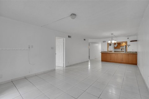 Copropriété à vendre à Pembroke Pines, Floride: 2 chambres, 108.7 m2 № 1975877 - photo 14