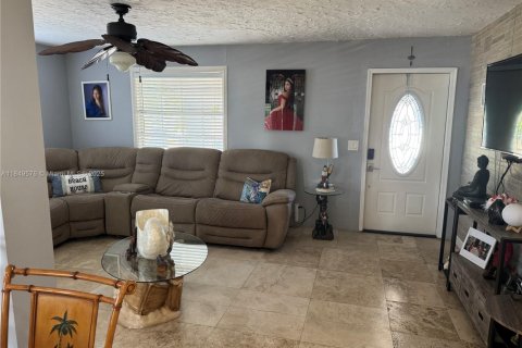 House in Cutler Bay, Florida 3 bedrooms, 124.86 sq.m. № 1852131 - photo 16