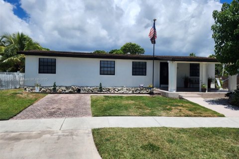 House in Cutler Bay, Florida 3 bedrooms, 124.86 sq.m. № 1852131 - photo 1