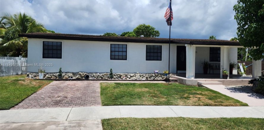 House in Cutler Bay, Florida 3 bedrooms, 124.86 sq.m. № 1852131