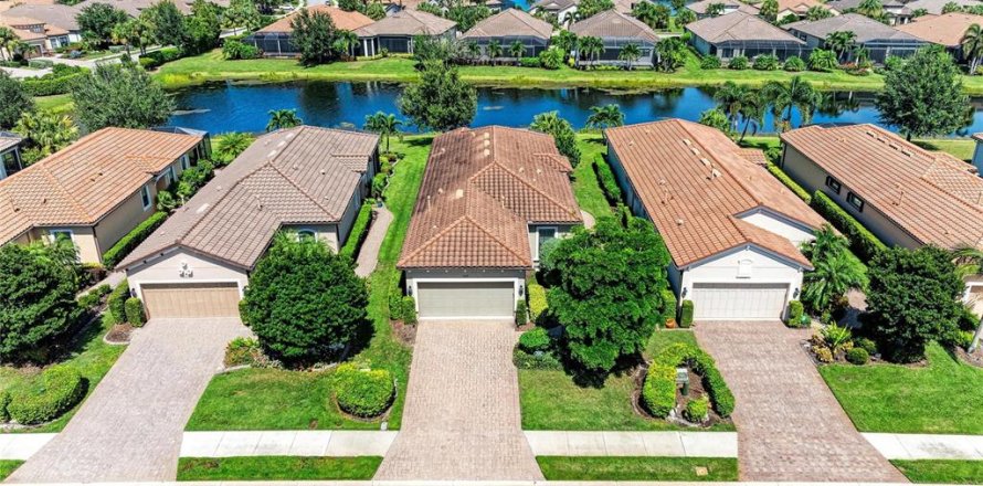 House in Bradenton, Florida 2 bedrooms, 156.45 sq.m. № 2394110