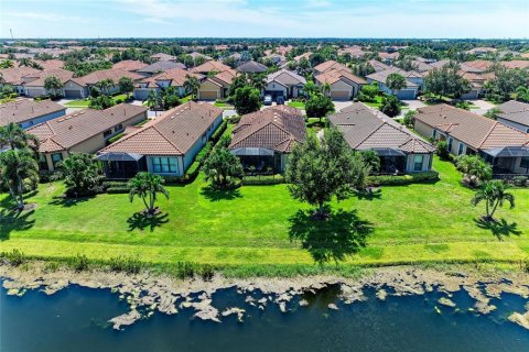 House in Bradenton, Florida 2 bedrooms, 156.45 sq.m. № 2394110 - photo 2