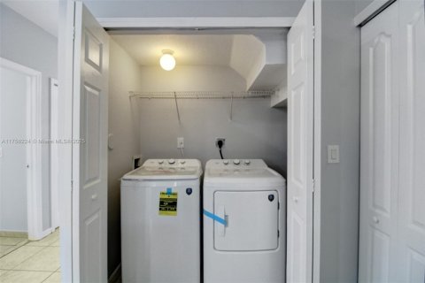 Townhouse in Homestead, Florida 3 bedrooms, 140.19 sq.m. № 1502858 - photo 20