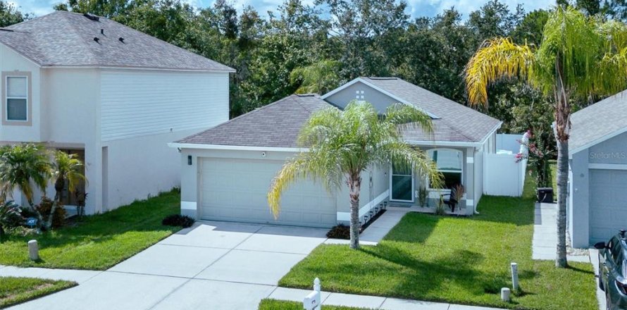House in Wesley Chapel, Florida 3 bedrooms, 107.58 sq.m. № 2348052