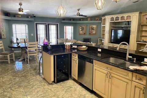 House in Saint Petersburg, Florida 3 bedrooms, 232.63 sq.m. № 1629981 - photo 4