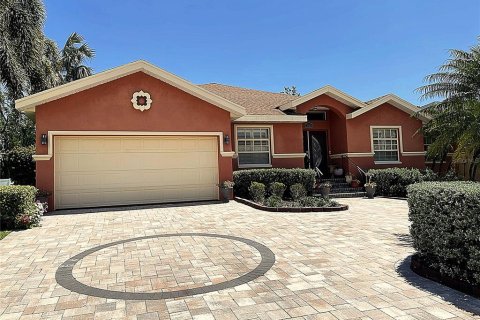 House in Saint Petersburg, Florida 3 bedrooms, 232.63 sq.m. № 1629981 - photo 1