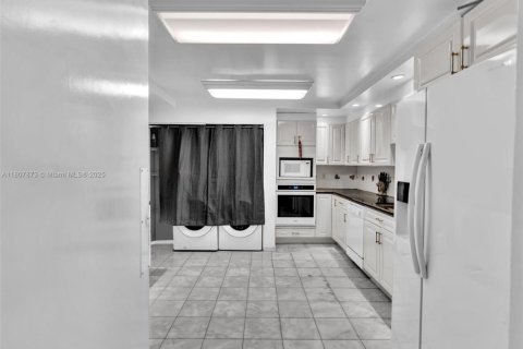 Condo in Bal Harbour, Florida, 3 bedrooms  № 1748222 - photo 26