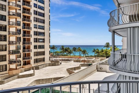 Condo in Bal Harbour, Florida, 3 bedrooms  № 1748222 - photo 13