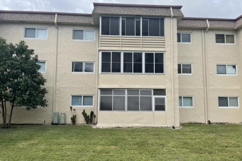 Condo in Palm Springs, Florida, 2 bedrooms  № 913102 - photo 1