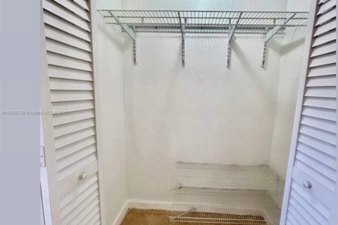 Commercial property in West Park, Florida 1 bedroom, 122.17 sq.m. № 1952481 - photo 4