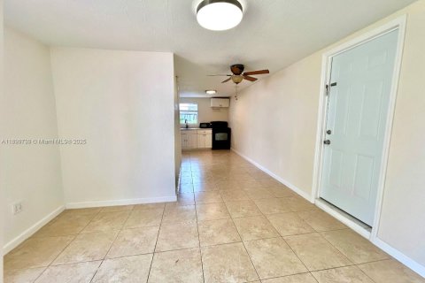 Commercial property in West Park, Florida 1 bedroom, 122.17 sq.m. № 1952481 - photo 1