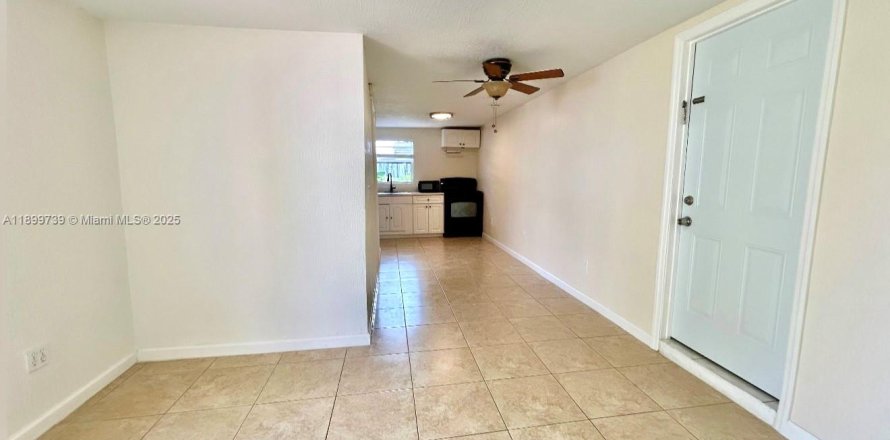 Commercial property in West Park, Florida 1 bedroom, 122.17 sq.m. № 1952481
