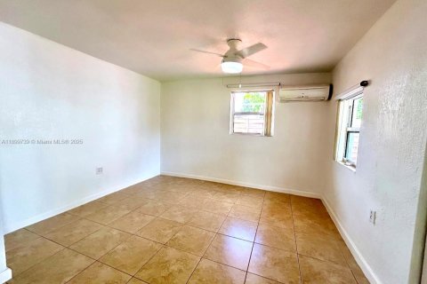 Commercial property in West Park, Florida 1 bedroom, 122.17 sq.m. № 1952481 - photo 3