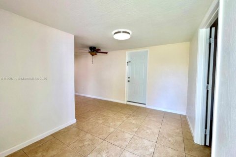 Commercial property in West Park, Florida 1 bedroom, 122.17 sq.m. № 1952481 - photo 2