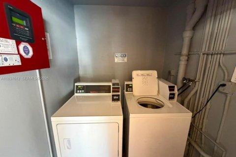 Condo in Miami, Florida, 2 bedrooms  № 2263823 - photo 14