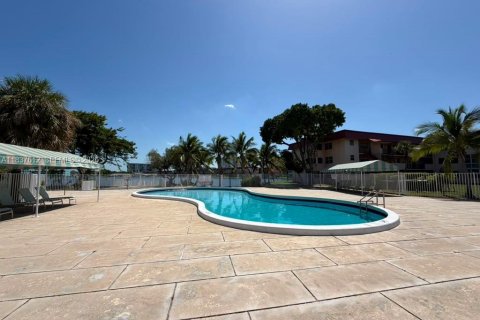 Condo in Miami, Florida, 2 bedrooms  № 2263823 - photo 12