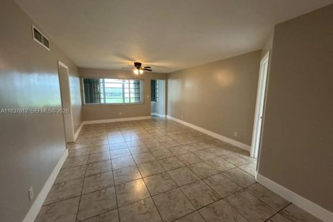Condo in Miami, Florida, 2 bedrooms  № 2263823 - photo 2