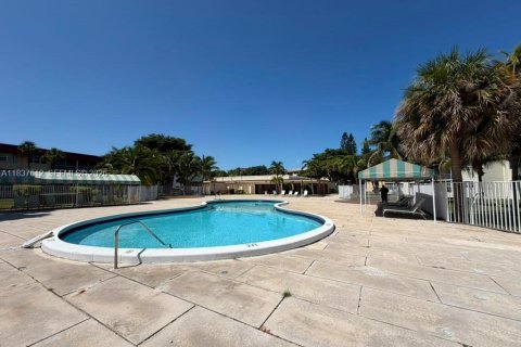 Condo in Miami, Florida, 2 bedrooms  № 2263823 - photo 11