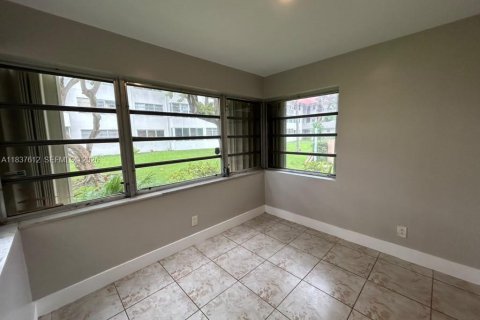 Condo in Miami, Florida, 2 bedrooms  № 2263823 - photo 5