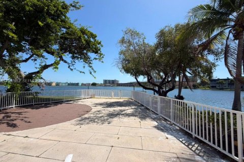 Condo in Miami, Florida, 2 bedrooms  № 2263823 - photo 13