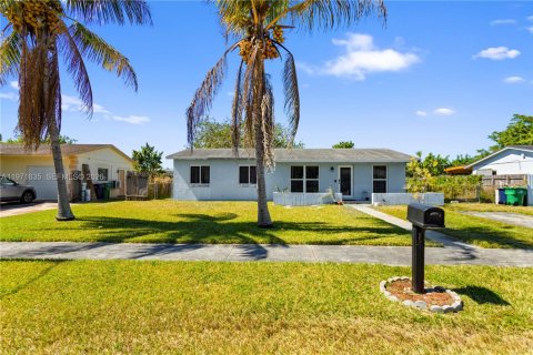 House in Miami, Florida 3 bedrooms, 111.48 sq.m. № 2040601