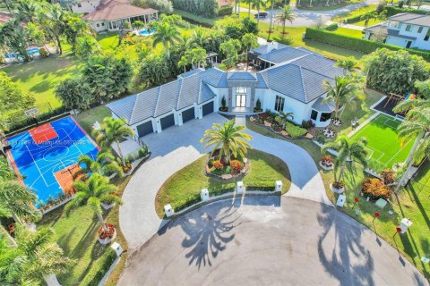 Villa ou maison à louer à Plantation, Floride: 9 chambres, 383.97 m2 № 1833978 - photo 1