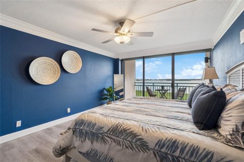 Condo in Treasure Island, Florida, 2 bedrooms  № 2200006 - photo 29