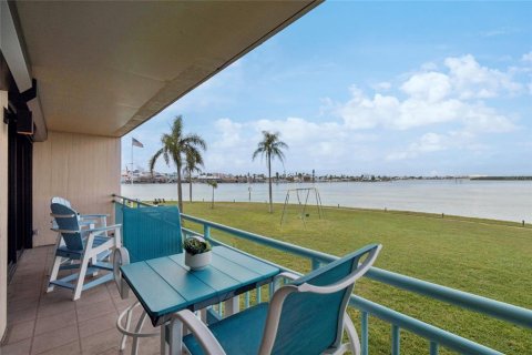 Condo in Treasure Island, Florida, 2 bedrooms  № 2200006 - photo 17