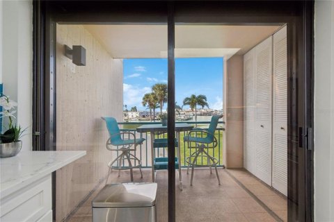 Condo in Treasure Island, Florida, 2 bedrooms  № 2200006 - photo 21