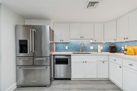 Condo in Treasure Island, Florida, 2 bedrooms  № 2200006 - photo 20
