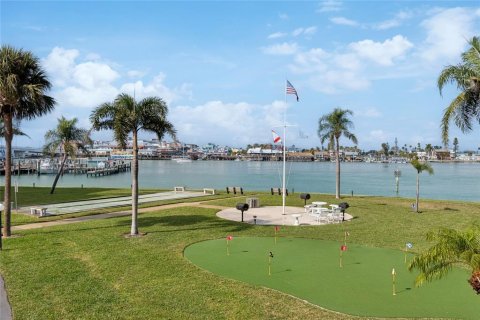 Condo in Treasure Island, Florida, 2 bedrooms  № 2200006 - photo 24