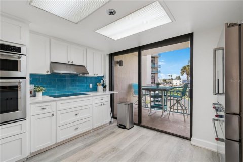 Condo in Treasure Island, Florida, 2 bedrooms  № 2200006 - photo 19