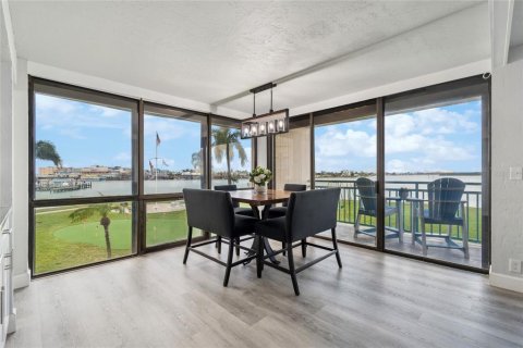 Condo in Treasure Island, Florida, 2 bedrooms  № 2200006 - photo 13