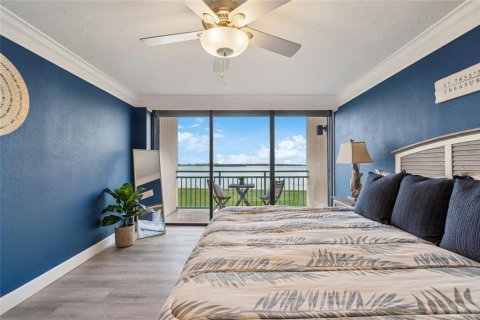 Condo in Treasure Island, Florida, 2 bedrooms  № 2200006 - photo 30