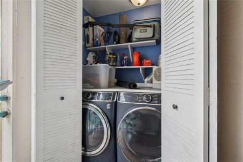 Condo in Treasure Island, Florida, 2 bedrooms  № 2200006 - photo 25