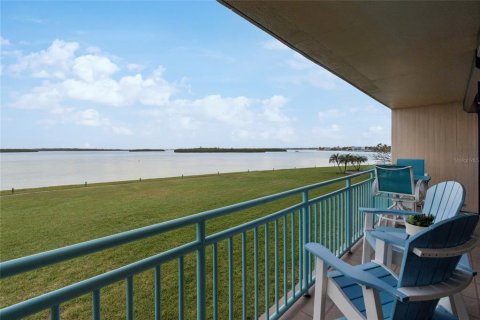 Condo in Treasure Island, Florida, 2 bedrooms  № 2200006 - photo 15
