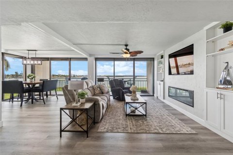 Condo in Treasure Island, Florida, 2 bedrooms  № 2200006 - photo 3
