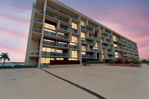 Condo in Treasure Island, Florida, 2 bedrooms  № 2200006 - photo 2