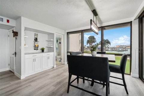 Condo in Treasure Island, Florida, 2 bedrooms  № 2200006 - photo 14