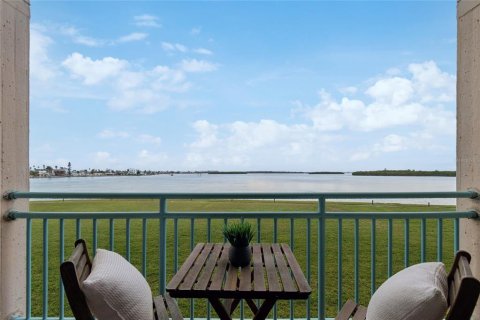 Condo in Treasure Island, Florida, 2 bedrooms  № 2200006