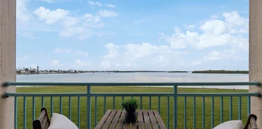 Condo in Treasure Island, Florida, 2 bedrooms  № 2200006