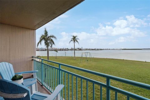 Condo in Treasure Island, Florida, 2 bedrooms  № 2200006 - photo 16