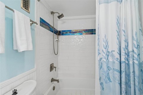 Condo in Treasure Island, Florida, 2 bedrooms  № 2200006 - photo 27