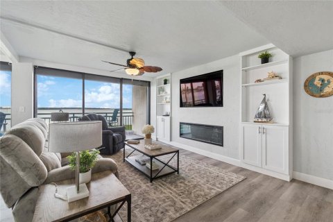Condo in Treasure Island, Florida, 2 bedrooms  № 2200006 - photo 4