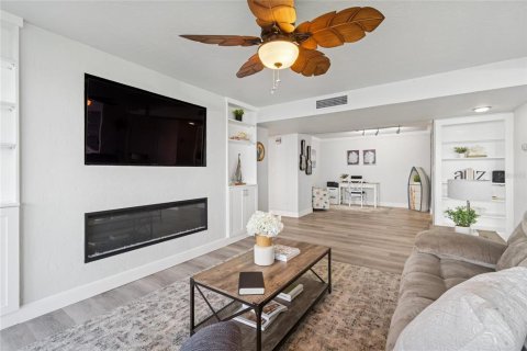 Condo in Treasure Island, Florida, 2 bedrooms  № 2200006 - photo 12