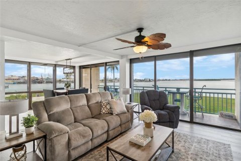 Condo in Treasure Island, Florida, 2 bedrooms  № 2200006 - photo 5